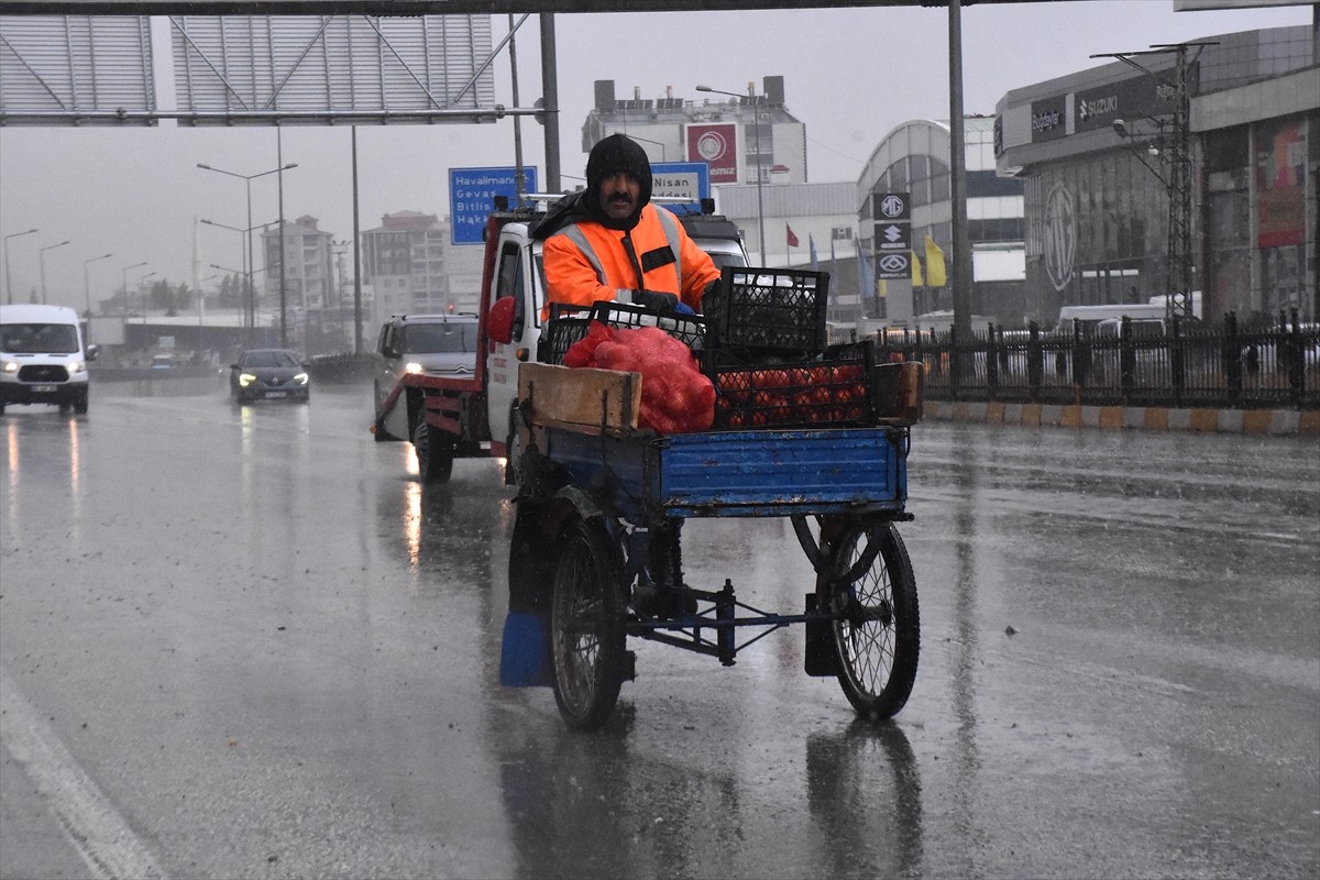 Van'da aralıklarla etkili olan sağanak, yaşamı olumsuz etkiledi. Kent merkezindeki cadde ve...