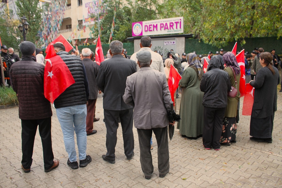 Van'da çocukları dağa kaçırılan aileler, Halkların Eşitlik ve Demokrasi Partisi (DEM Parti) İl...