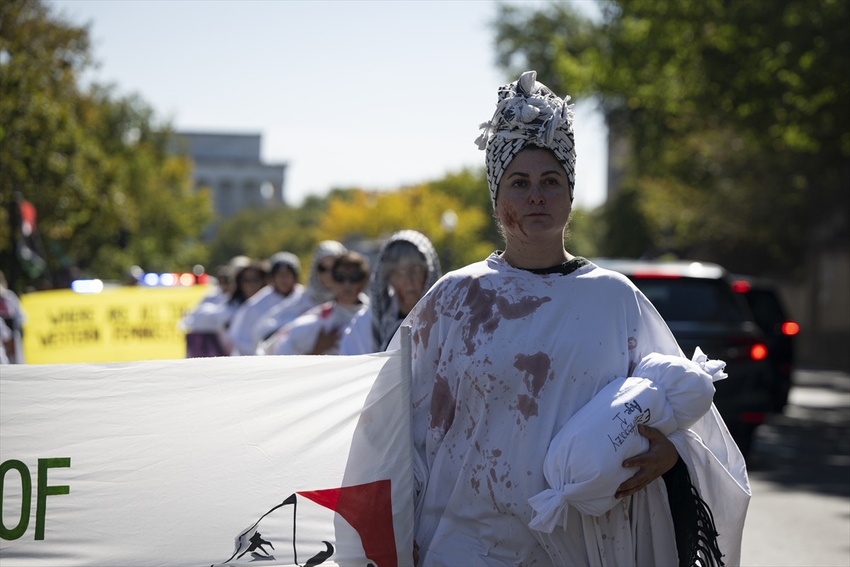 ABD'nin başkenti Washington DC'de bir grup Filistin destekçisi aktivist, Gazze'deki kadınlara...