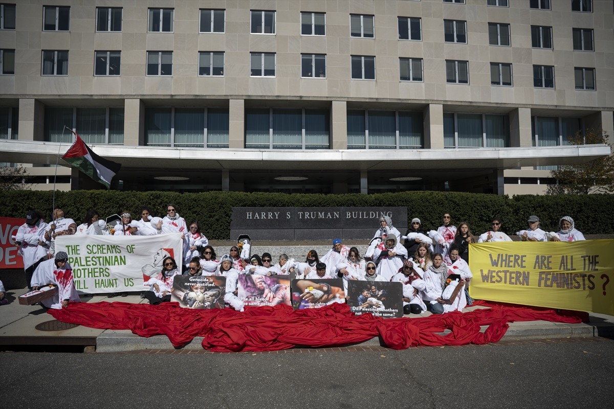 ABD'nin başkenti Washington DC'de bir grup Filistin destekçisi aktivist, Gazze'deki kadınlara...