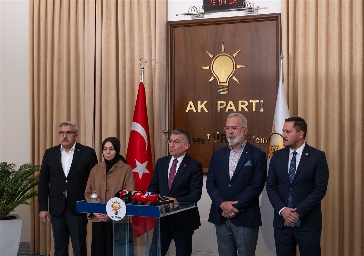 AK Parti Grup Başkanı Abdullah Güler (sol 3), Meclis'te düzenlediği basın toplantısında, TBMM...