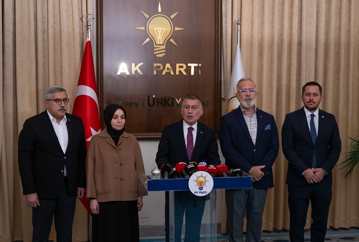 AK Parti Grup Başkanı Abdullah Güler (sol 3), Meclis'te düzenlediği basın toplantısında, TBMM...