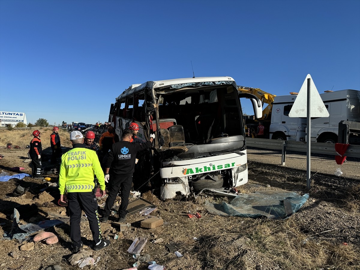 Aksaray'da otobüsün devrilmesi sonucu ilk belirlemelere göre 6 kişi öldü, 25 kişi yaralandı. Olay...