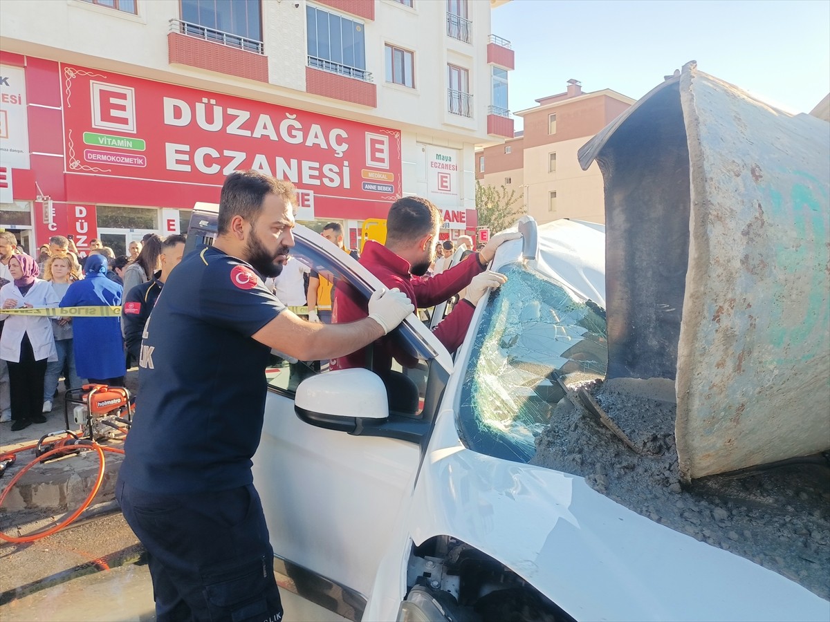 Bingöl’de beton mikserinin hafif ticari aracın üzerine devrilmesi sonucu 3 kişi yaralandı. Olay...