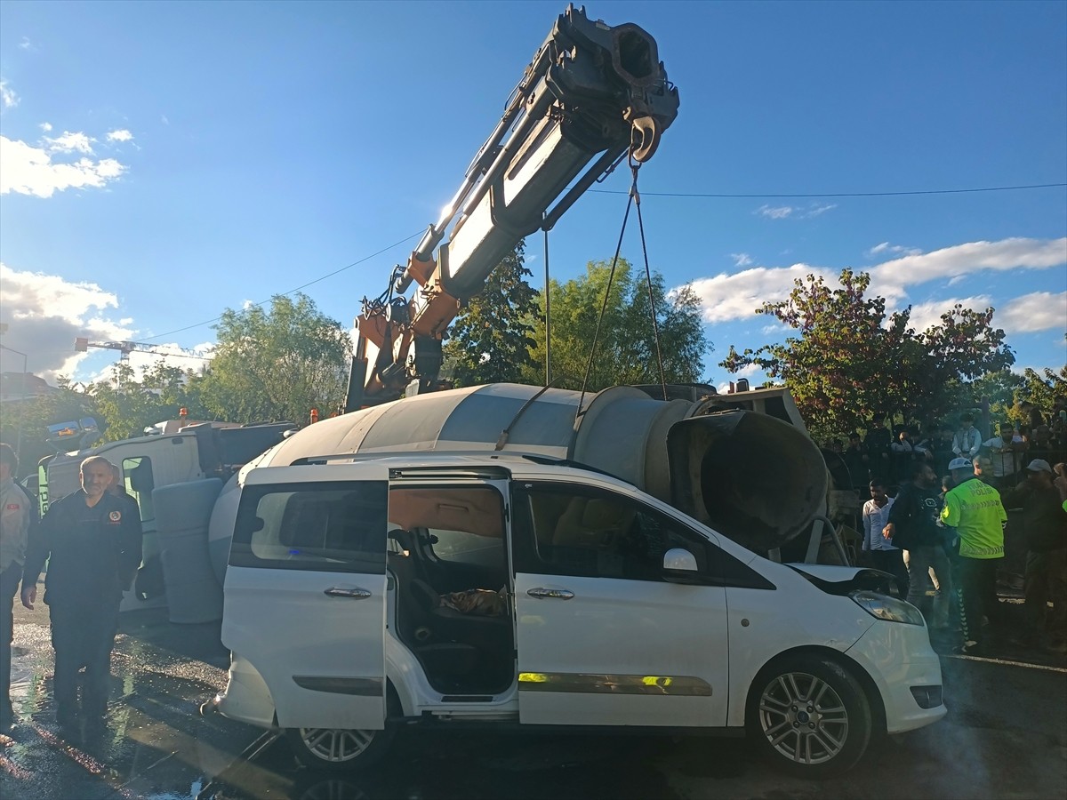 Bingöl’de beton mikserinin hafif ticari aracın üzerine devrilmesi sonucu 3 kişi yaralandı. Olay...