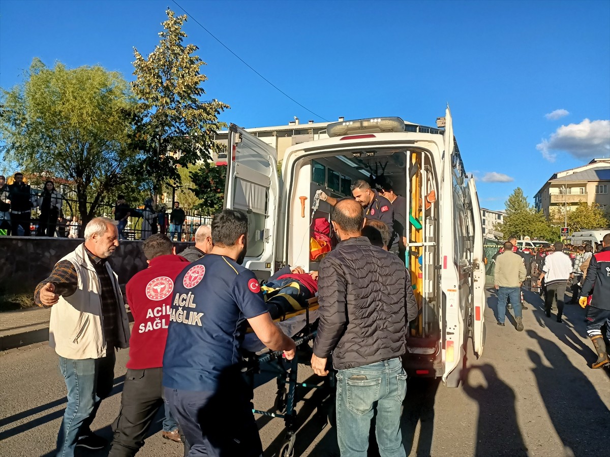 Bingöl’de beton mikserinin hafif ticari aracın üzerine devrilmesi sonucu 3 kişi yaralandı. Olay...