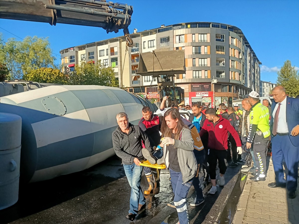 Bingöl’de beton mikserinin hafif ticari aracın üzerine devrilmesi sonucu 3 kişi yaralandı. Olay...