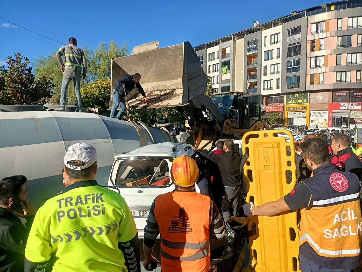 Bingöl’de beton mikserinin hafif ticari aracın üzerine devrilmesi sonucu 3 kişi yaralandı. Olay...