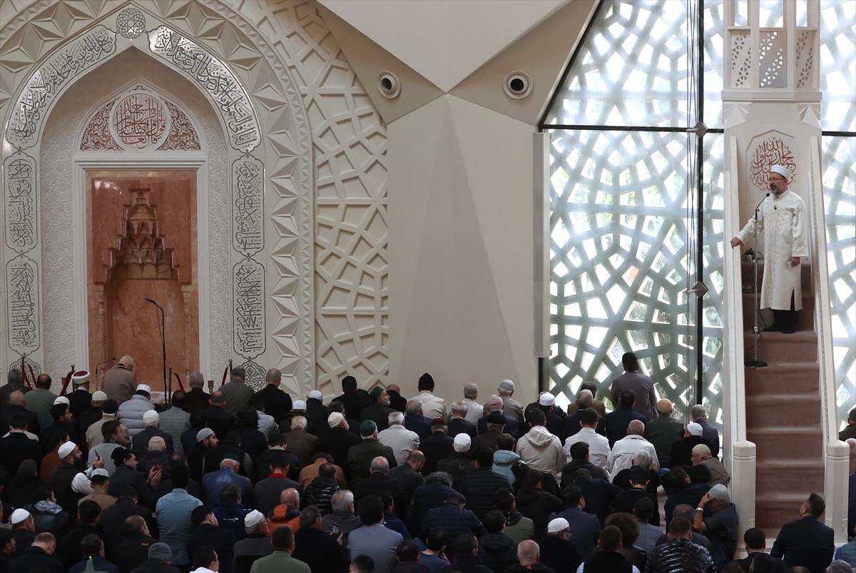  Diyanet İşleri Başkanı Ali Erbaş, Marmara Üniversitesi İlahiyat Fakültesi Camisi'nde hutbe irat...