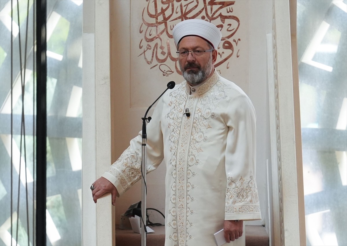 Diyanet İşleri Başkanı Erbaş, Marmara Üniversitesi İlahiyat Fakültesi Camisi'nde hutbe irat etti...