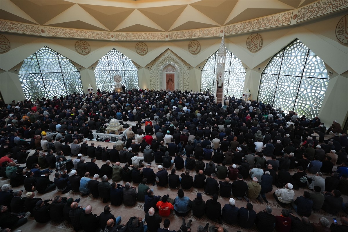 Diyanet İşleri Başkanı Erbaş, Marmara Üniversitesi İlahiyat Fakültesi Camisi'nde hutbe irat etti...