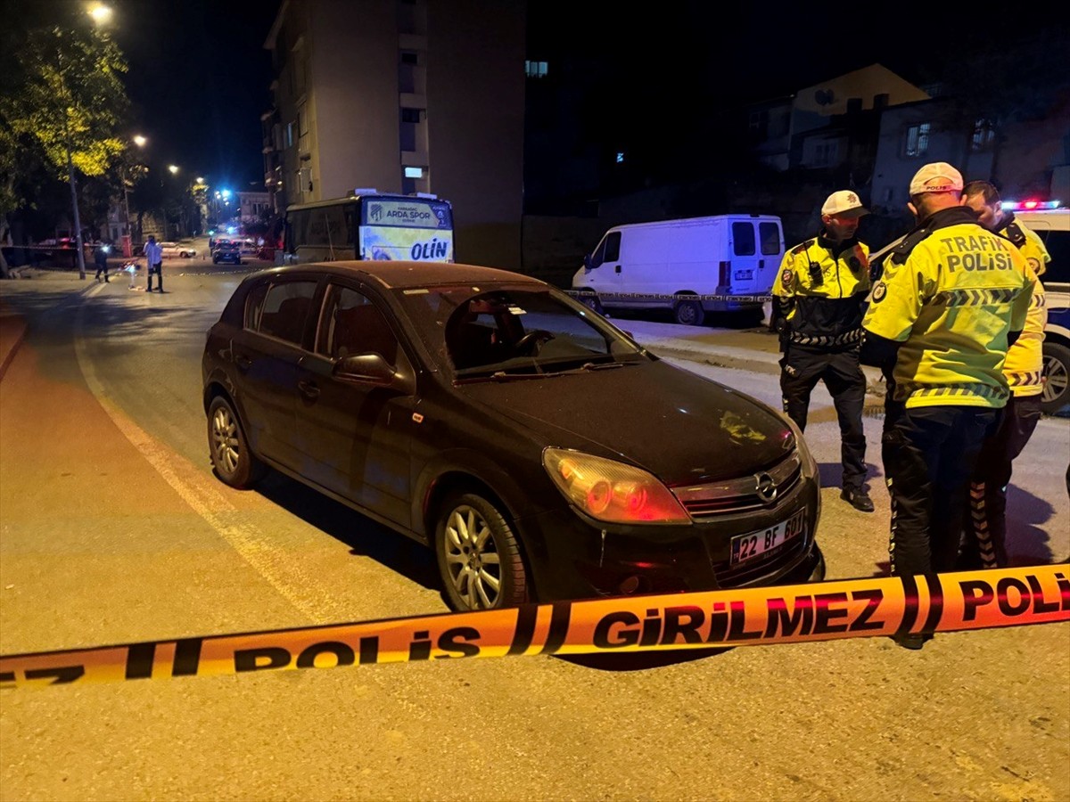 Edirne'de kaldırıma çarpıp yola savrulduktan sonra otomobilin çarptığı motosiklet sürücüsü...