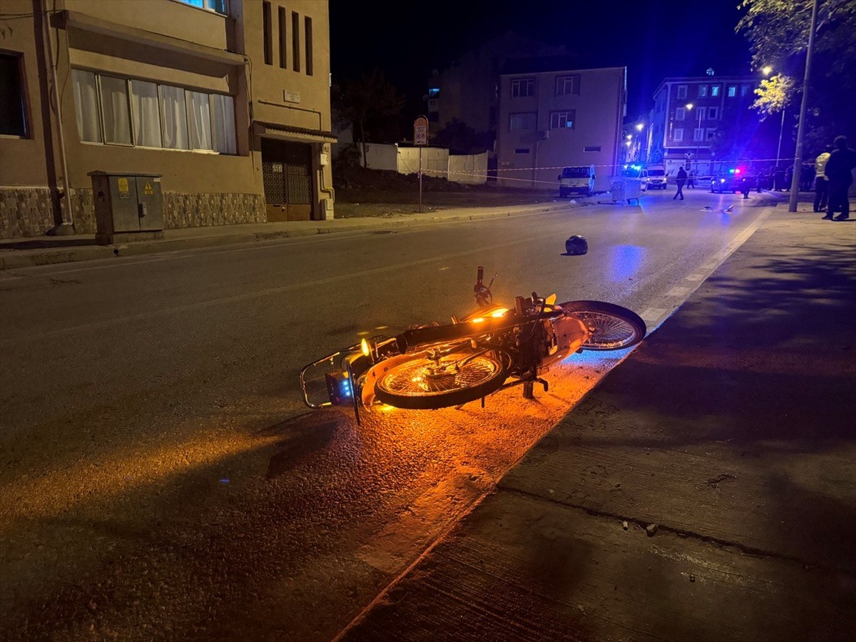 Edirne'de kaldırıma çarpıp yola savrulduktan sonra otomobilin çarptığı motosiklet sürücüsü...