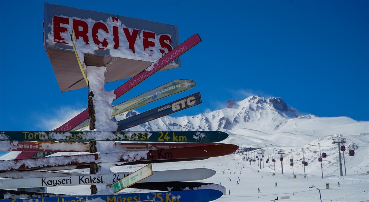 Erciyes Kayak Merkezinde Kayseri Büyükşehir Belediyesince yapılan tesisler, futboldan tenise...