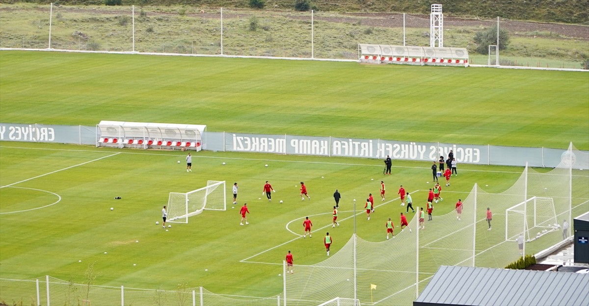 Erciyes Kayak Merkezinde Kayseri Büyükşehir Belediyesince yapılan tesisler, futboldan tenise...