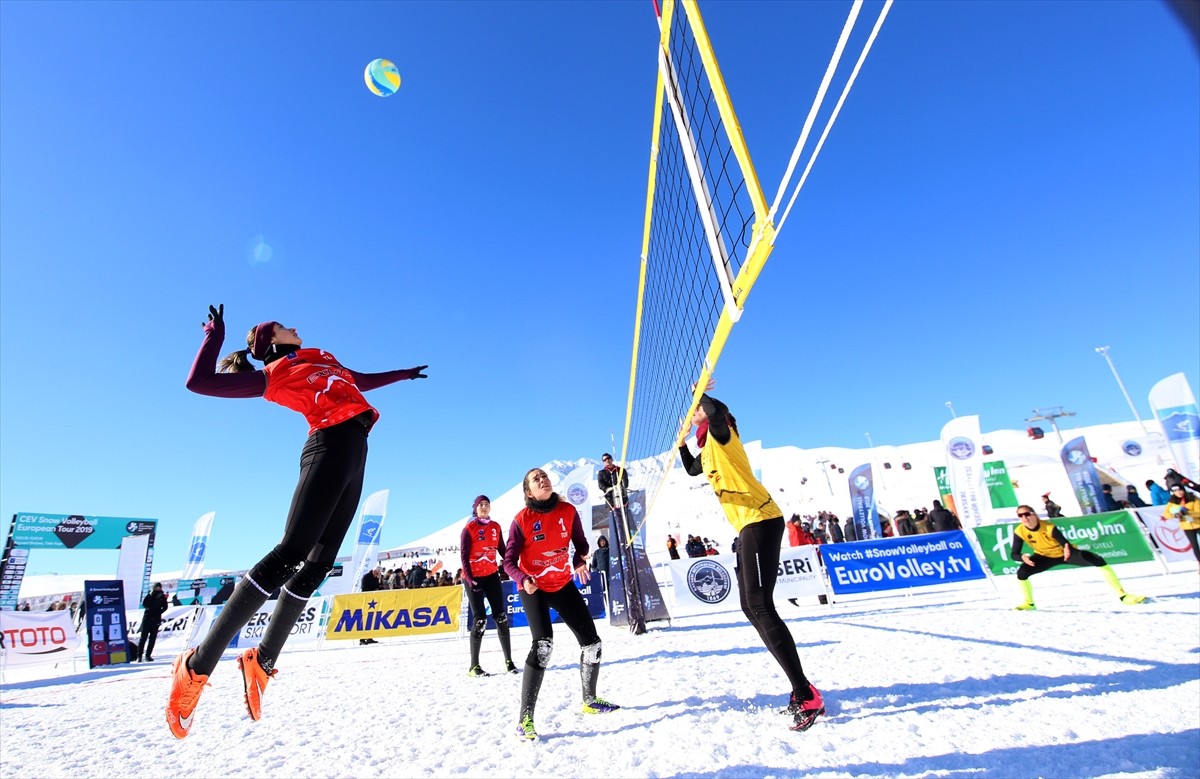 Erciyes Kayak Merkezinde Kayseri Büyükşehir Belediyesince yapılan tesisler, futboldan tenise...