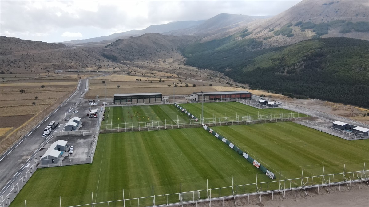 Erciyes Kayak Merkezinde Kayseri Büyükşehir Belediyesince yapılan tesisler, futboldan tenise...