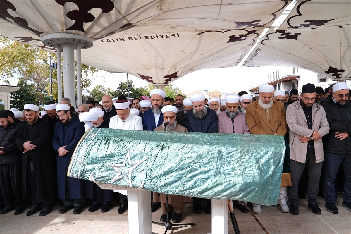 İstanbul'da tedavi gördüğü hastanede 73 yaşında hayatını kaybeden din alimi Mahmut...