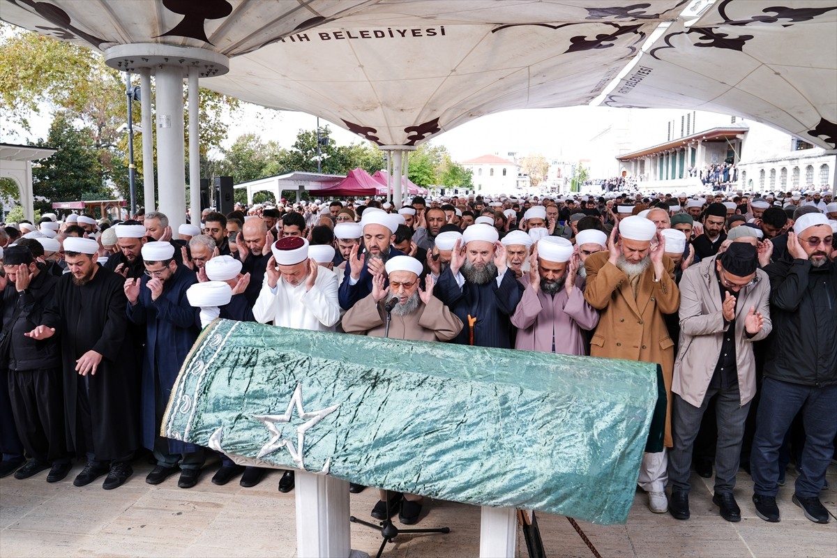 İstanbul'da tedavi gördüğü hastanede 73 yaşında hayatını kaybeden din alimi Mahmut...