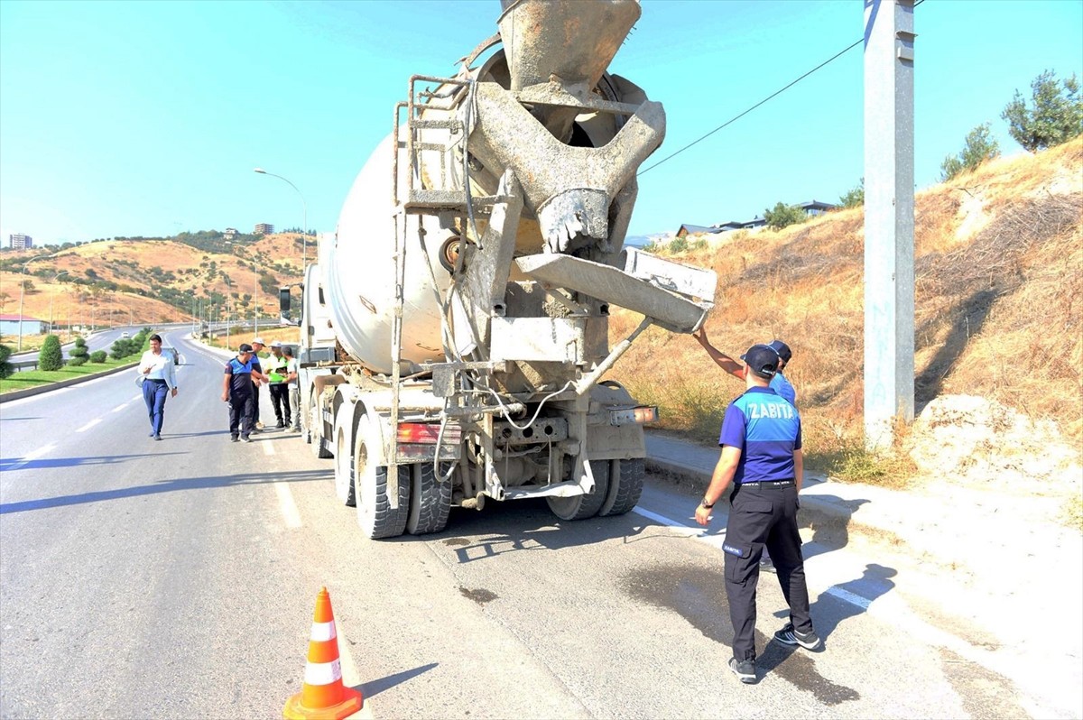 Kahramanmaraş'ta, yola harç dökerek ilerleyen beton mikserini kullanan sürücünün bağlı olduğu...