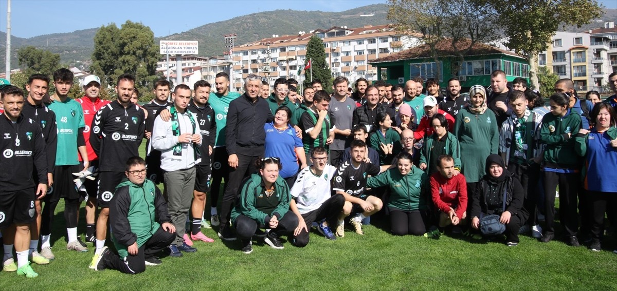 Kocaeli'de 50 özel gereksinimli öğrenci, Trendyol 1. Lig ekiplerinden Kocaelispor'a Central...