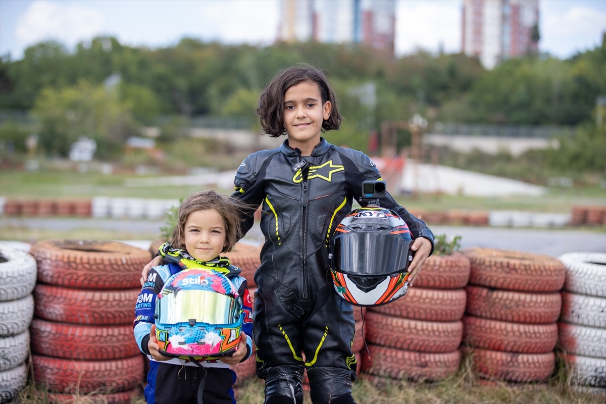 Motor sporlarında yetenekleri ve mücadelesiyle beğeni kazanan 5 yaşındaki Zayn Sofuoğlu (arkada)...