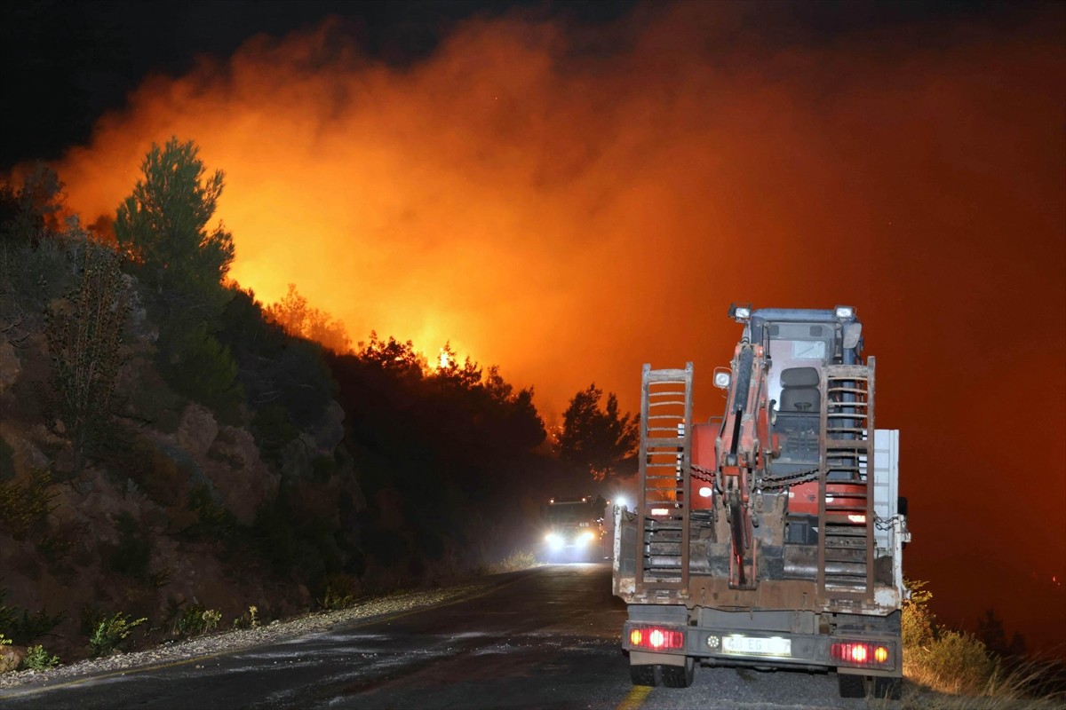 Muğla Valisi İdris Akbıyık (ortada), kentte devam eden orman yangınını kontrol altına almaya...