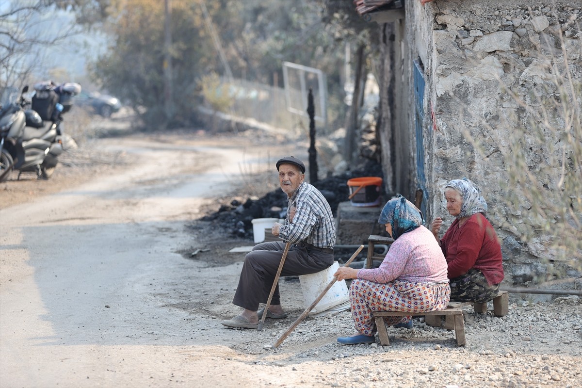 Muğla'nın Dalaman ve Menteşe ilçelerindeki orman yangınlarına havadan ve karadan müdahale sürüyor....