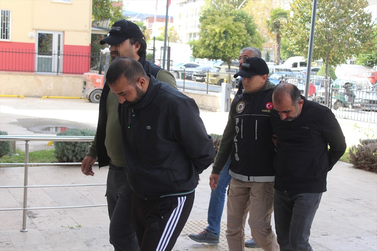 Tokat'ın Erbaa ilçesinde düzenlenen operasyonda, bir tırda 73 kilo 552 gram skunk ele...