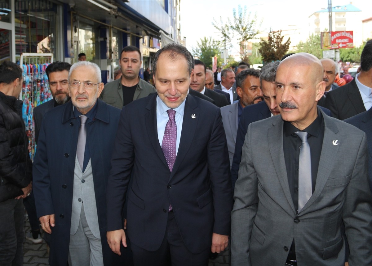 Yeniden Refah Partisi Genel Başkanı Fatih Erbakan (ortada), Bitlis'in Güroymak ilçesinde iş yeri...