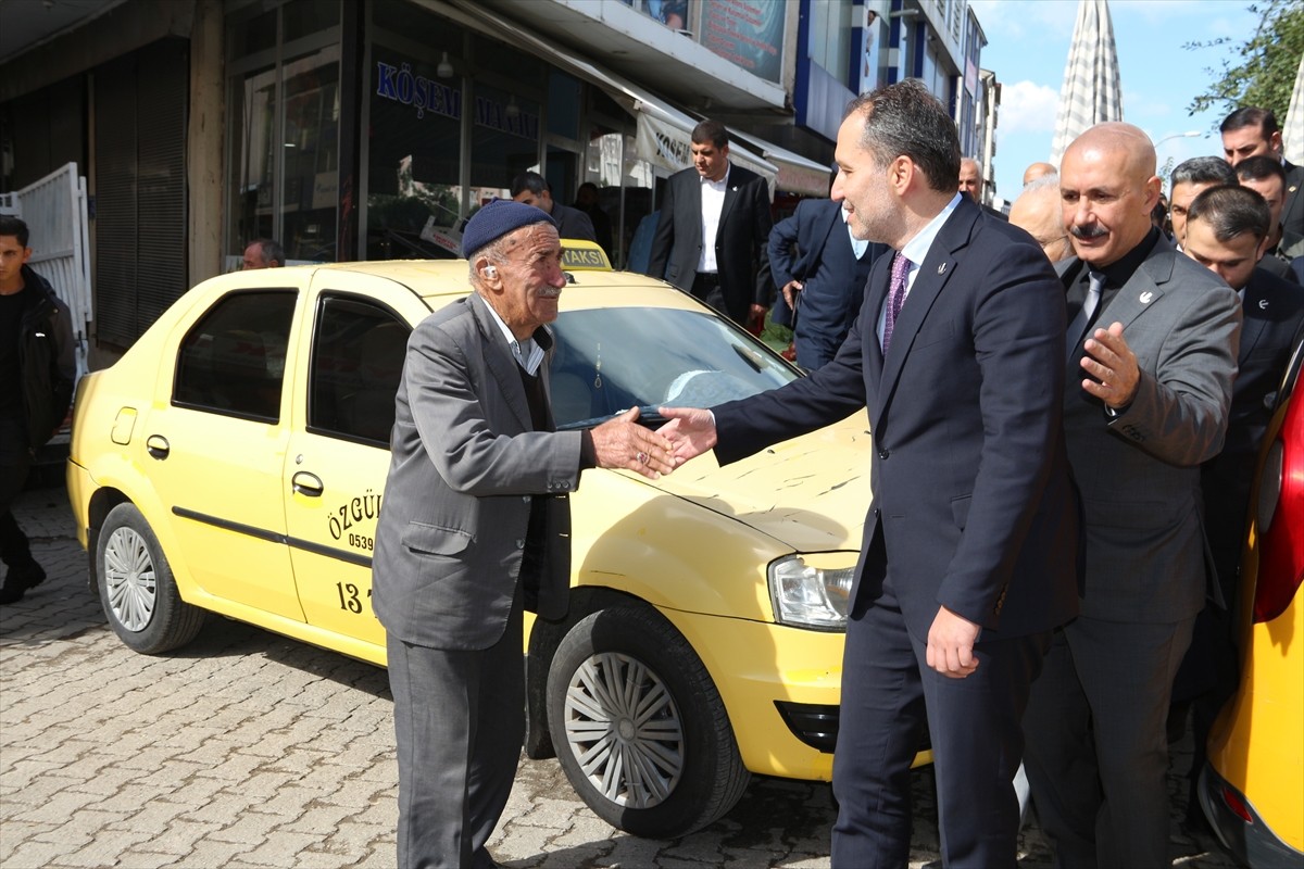 Yeniden Refah Partisi Genel Başkanı Fatih Erbakan (ortada), Bitlis'in Güroymak ilçesinde iş yeri...