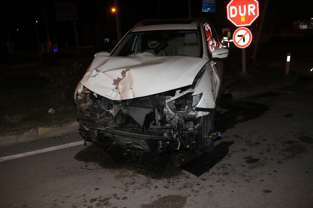 Amasya'nın Taşova ilçesinde 3 otomobilin karıştığı trafik kazasında biri çocuk 5 kişi...