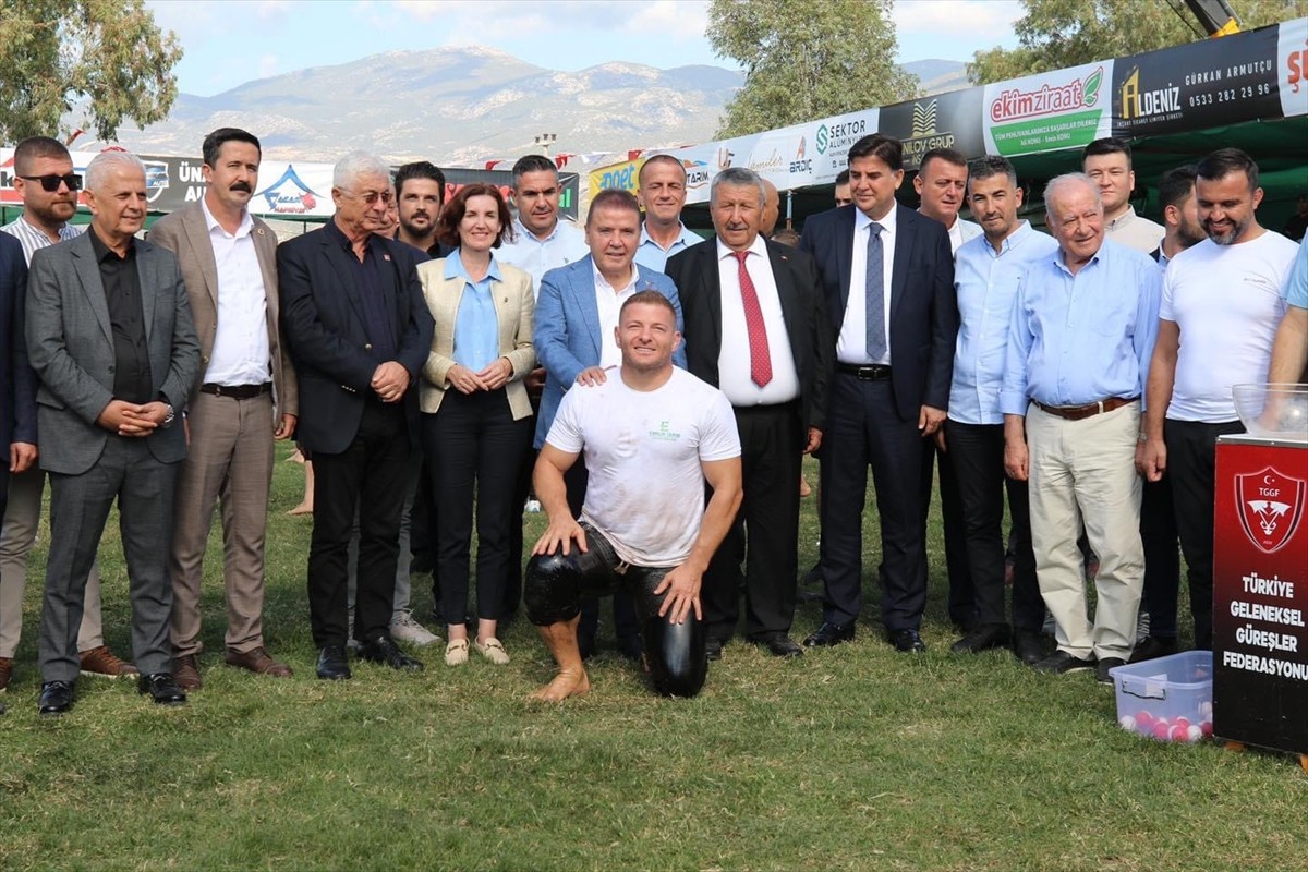 Antalya'nın Kaş ilçesinde bu yıl üçüncüsü düzenlenen Kaş Belediyesi Yağlı Güreşleri'nin...