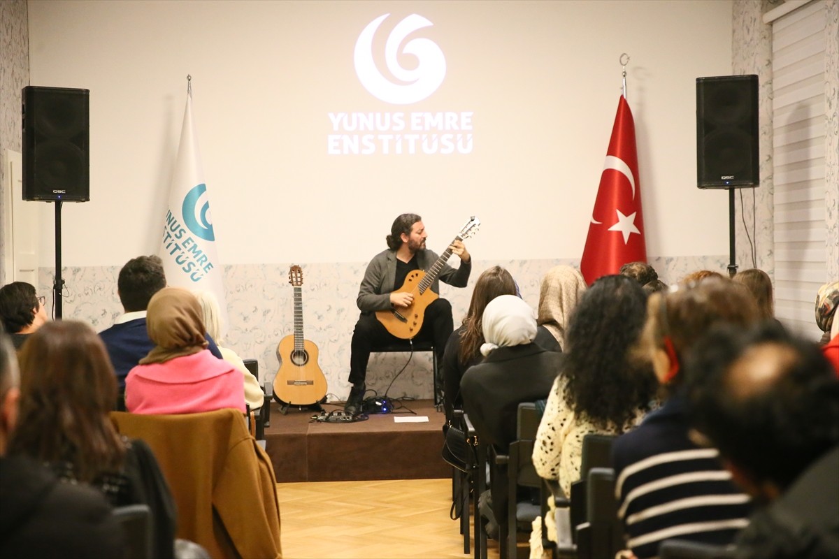 Avusturya'nın başkenti Viyana'da Yunus Emre Enstitüsünde (YEE) gitarist Alper Yakın, ayarlanabilir...