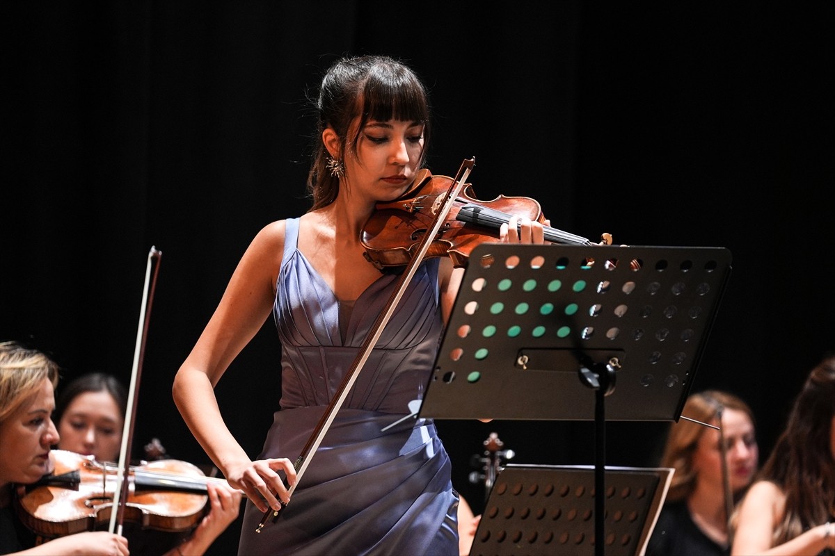 Başkentte bir hafta boyunca birçok konserin düzenleneceği "Suna Kan Keman Günleri" başladı. Ankara...