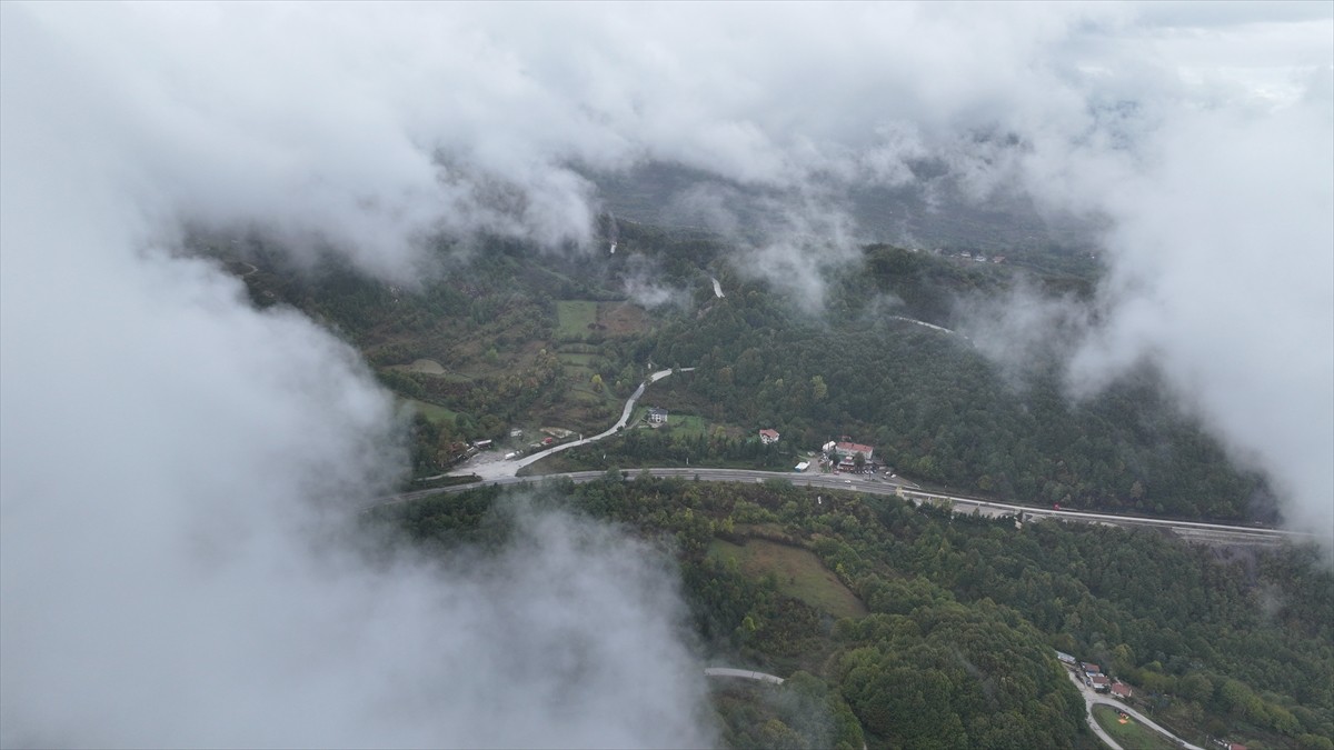 Bolu Dağı'nın Düzce kesiminde sis etkisini gösterdi. Bölgeyi kaplayan sis, havadan...