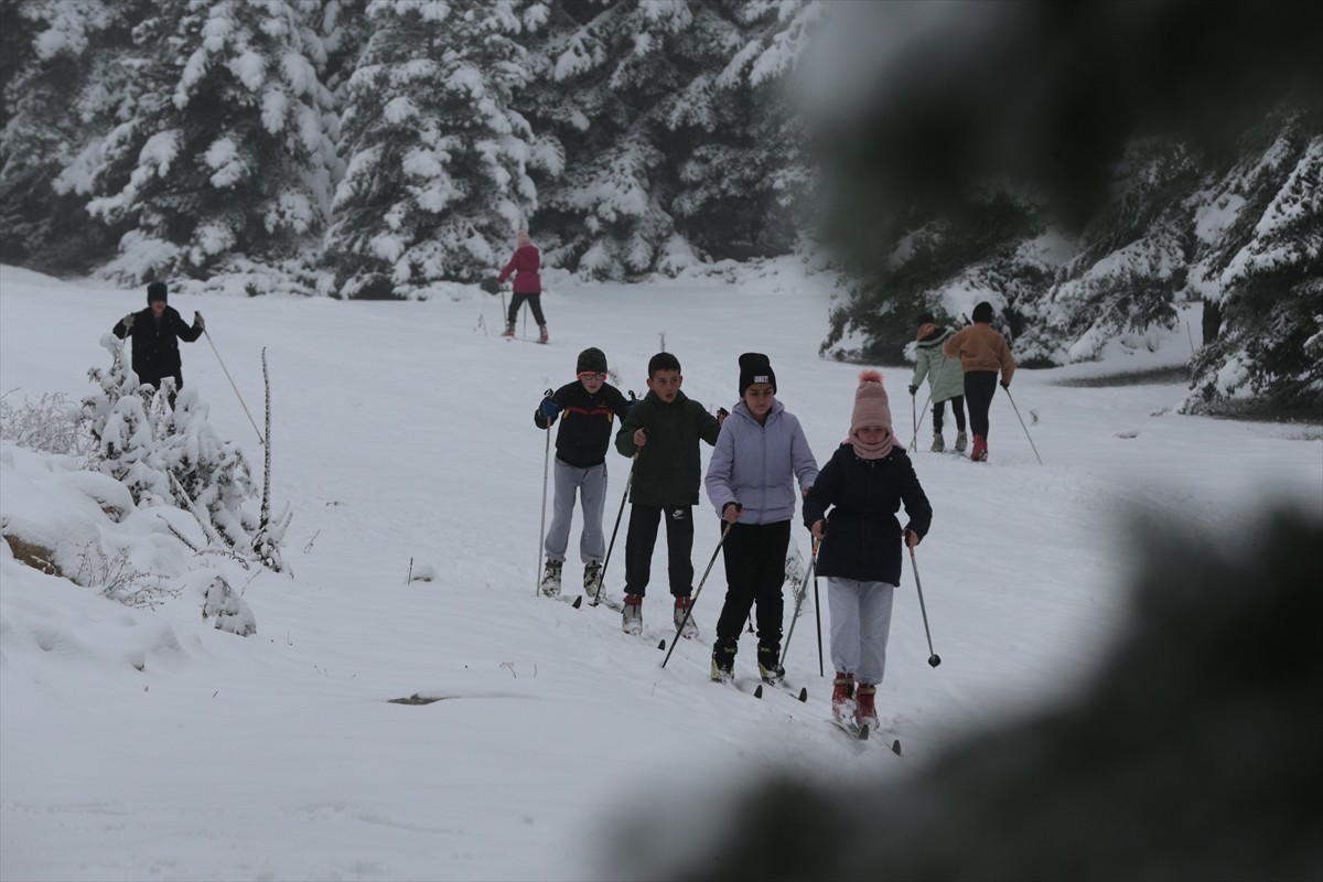 Bolu'nun yüksek kesimlerinde kar yağışını fırsat bilen kayaklı koşu sporcuları antrenmanlara start...