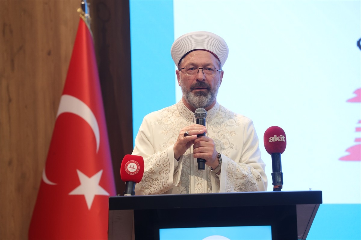 Diyanet İşleri Başkanı Ali Erbaş, Bağcılar Belediyesi Konferans Salonu'nda, Eğitime Destek...