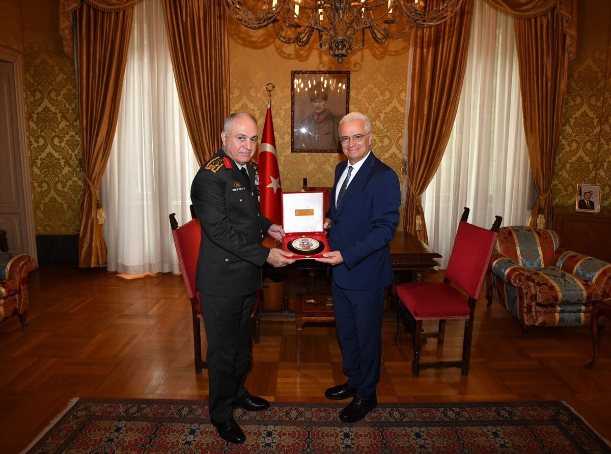 Genelkurmay Başkanı Orgeneral Metin Gürak (solda), İtalya temasları kapsamında Türkiye'nin Roma...