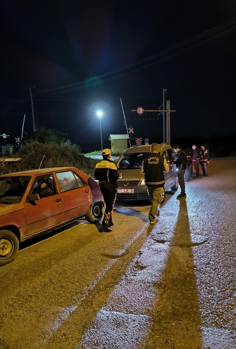 Hatay'ın Dörtyol ilçesinde, polis ekiplerince huzur ve güven uygulaması gerçekleştirildi.  İlçe...