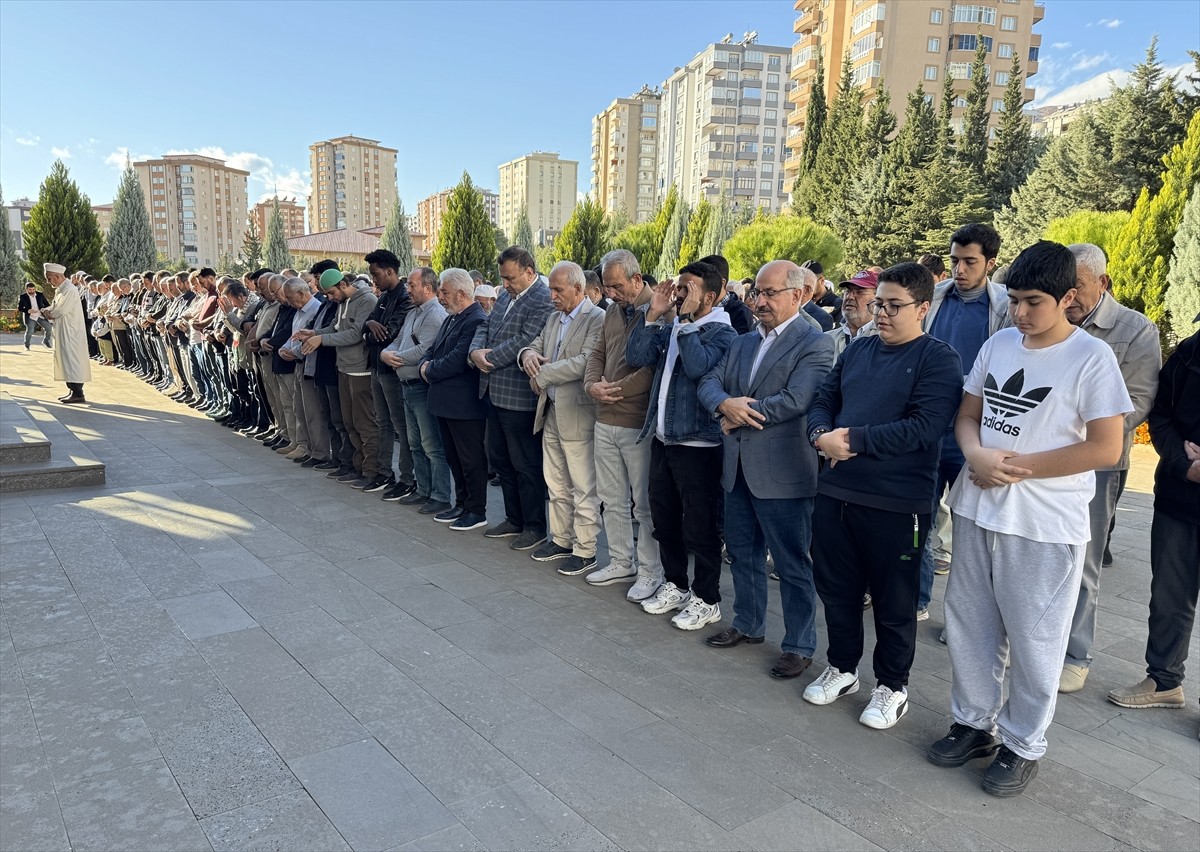 İsrail'in saldırısında yaşamını yitiren Hamas Siyasi Büro Başkanı Yahya Sinvar için...