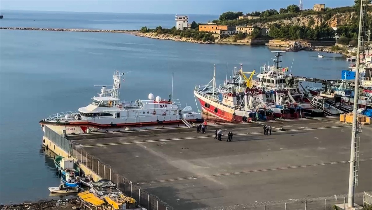 İtalya'nın Arnavutluk'ta kurduğu iki merkeze transfer edilen 12 düzensiz göçmen, Roma Mahkemesince...