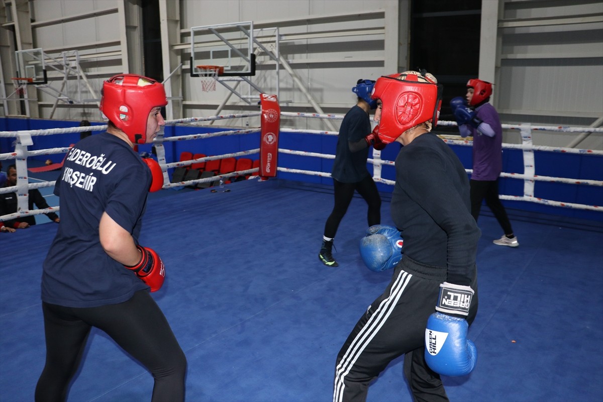 Milli boksör Yonca Gül Yılmaz (fotoğrafta), örnek aldığı olimpiyat madalyalı milli sporcular...