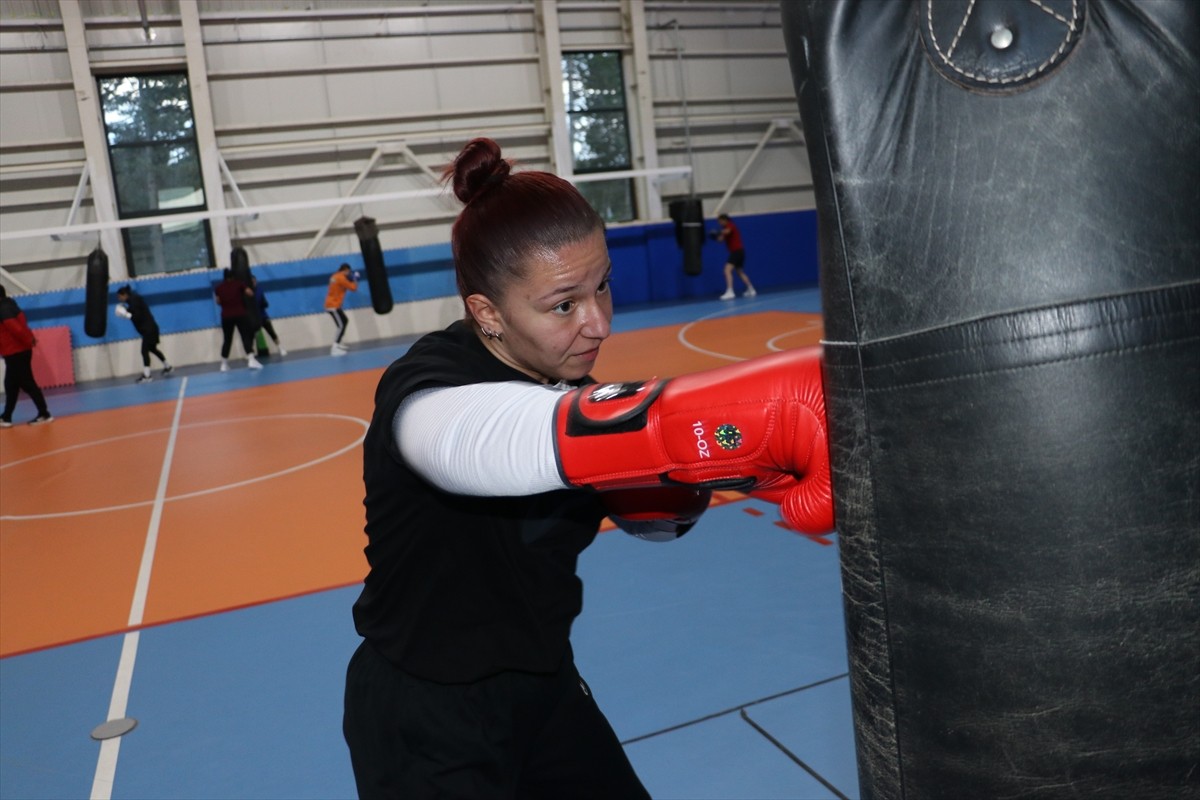 Milli boksör Yonca Gül Yılmaz (fotoğrafta), örnek aldığı olimpiyat madalyalı milli sporcular...