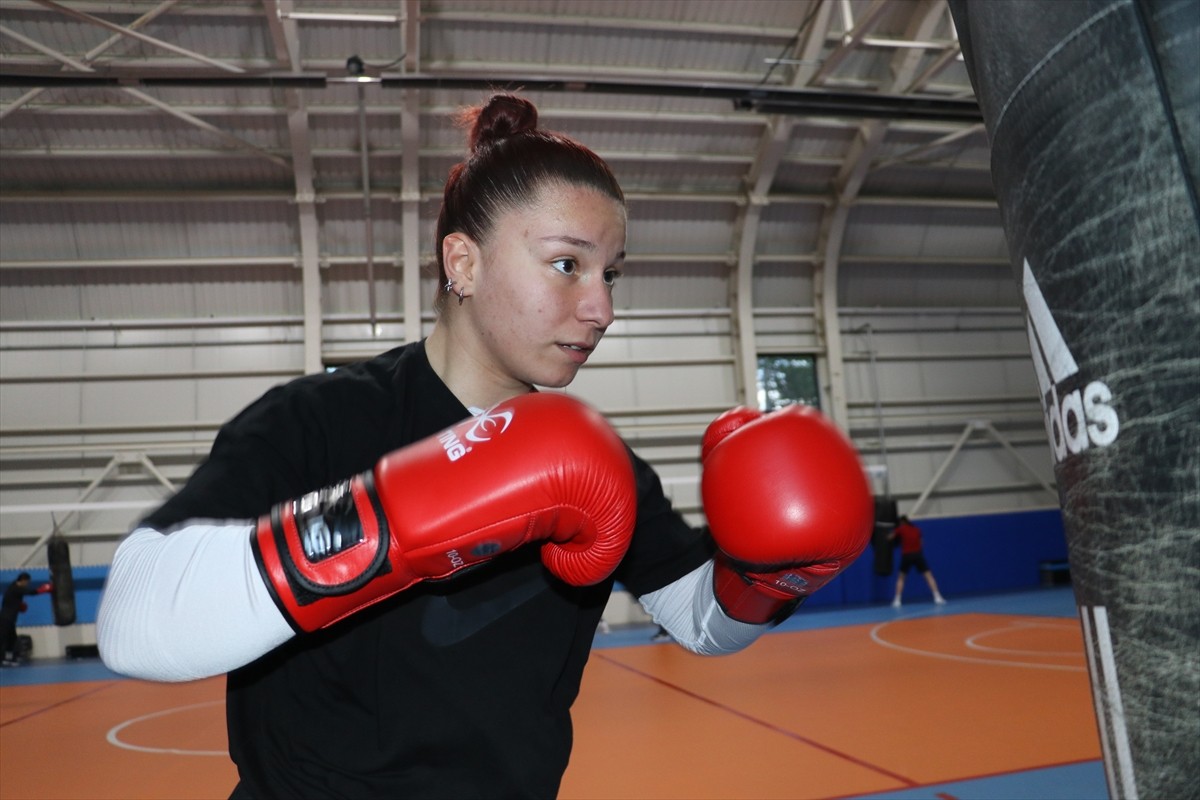 Milli boksör Yonca Gül Yılmaz (fotoğrafta), örnek aldığı olimpiyat madalyalı milli sporcular...