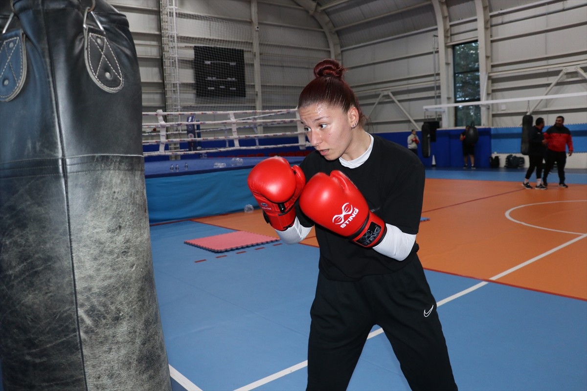 Milli boksör Yonca Gül Yılmaz (fotoğrafta), örnek aldığı olimpiyat madalyalı milli sporcular...