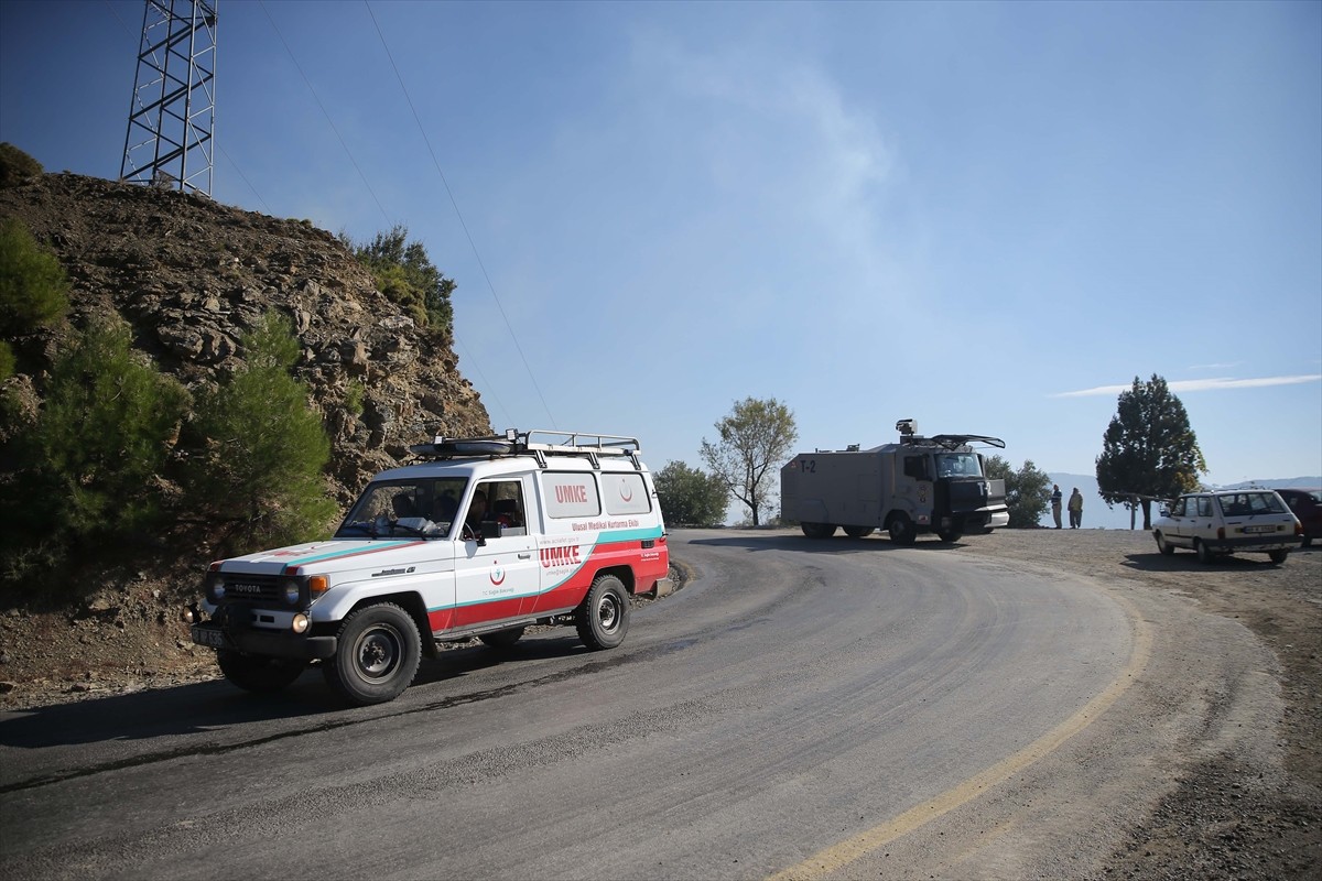 Muğla'nın Dalaman ve Menteşe ilçelerindeki orman yangınlarına havadan ve karadan müdahale sürüyor....