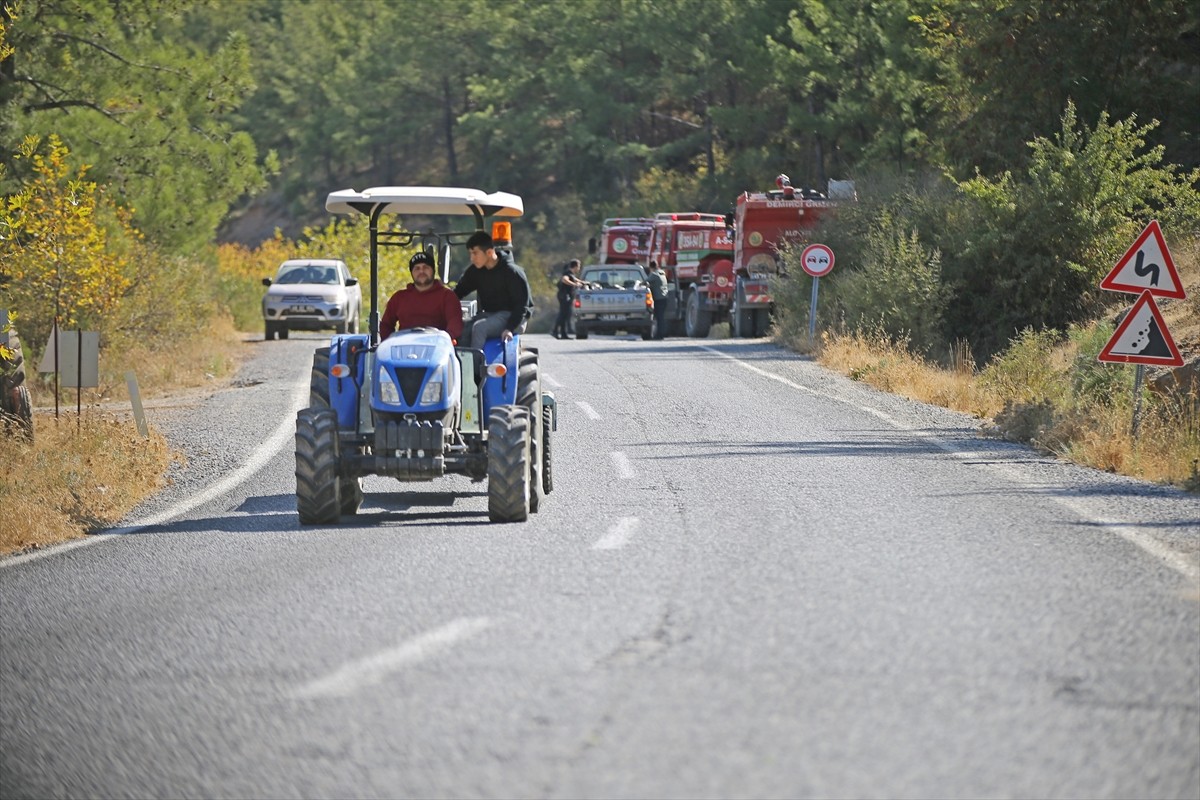 Muğla'nın Menteşe ilçelerindeki orman yangınına havadan ve karadan müdahale sürerken köylüler...