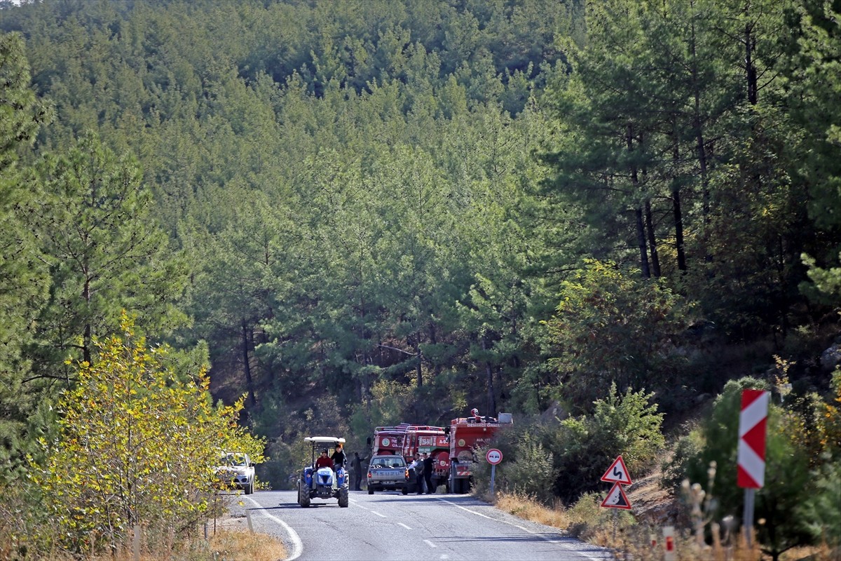 Muğla'nın Menteşe ilçelerindeki orman yangınına havadan ve karadan müdahale sürerken köylüler...