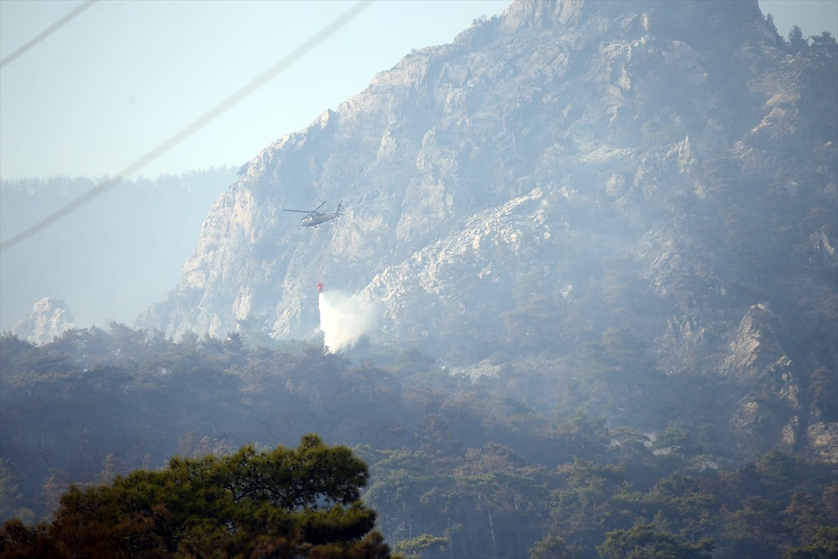 Muğla'nın Menteşe ilçesindeki orman yangınına havadan ve karadan müdahale devam ediyor.  